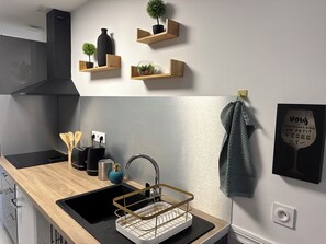 Réfrigérateur, micro-ondes, four, plaque de cuisson