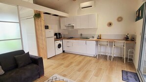 A compact kitchen with white cabinets, a washing machine, and a coffee maker. - STUDIO 30 M2 (Labastide-Saint-Sernin)