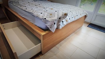 Iron/ironing board, free WiFi, bed sheets