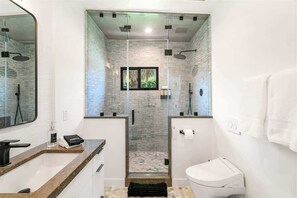 Shower, hair dryer, shampoo - The Spacious Open Palms (Palm Springs)