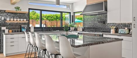 冷蔵庫、電子レンジ、オーブン、コンロ