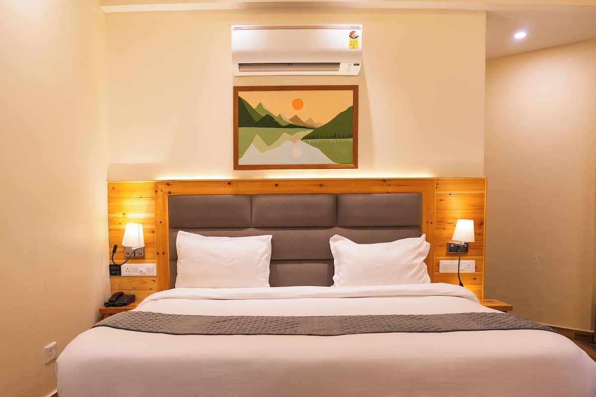 Select Comfort beds, soundproofing, free WiFi, bed sheets