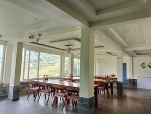 Desayuno completo diario (INR 250 por persona)