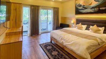 Select Comfort beds, soundproofing, free WiFi, bed sheets