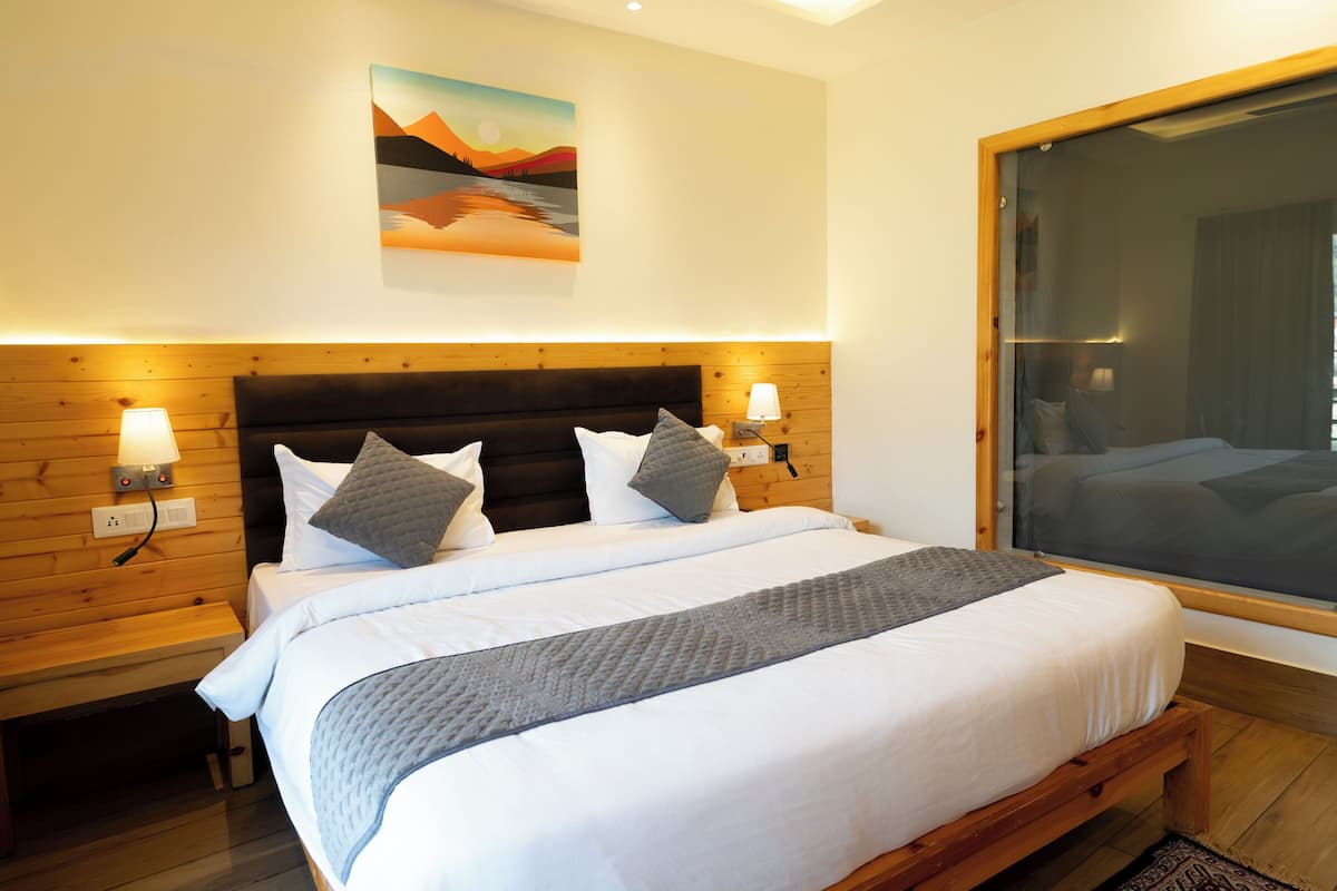 Select Comfort beds, soundproofing, free WiFi, bed sheets