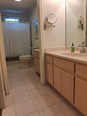 Handtücher, Seife, Shampoo, Toilettenpapier