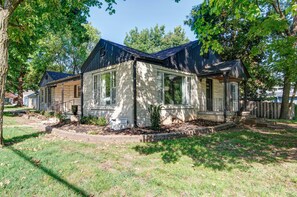 Exterior - Springvegas Retreat Fenced in Yard & Garage (Springfield)