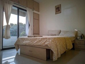 Tabla de planchar con plancha, acceso a internet y ropa de cama