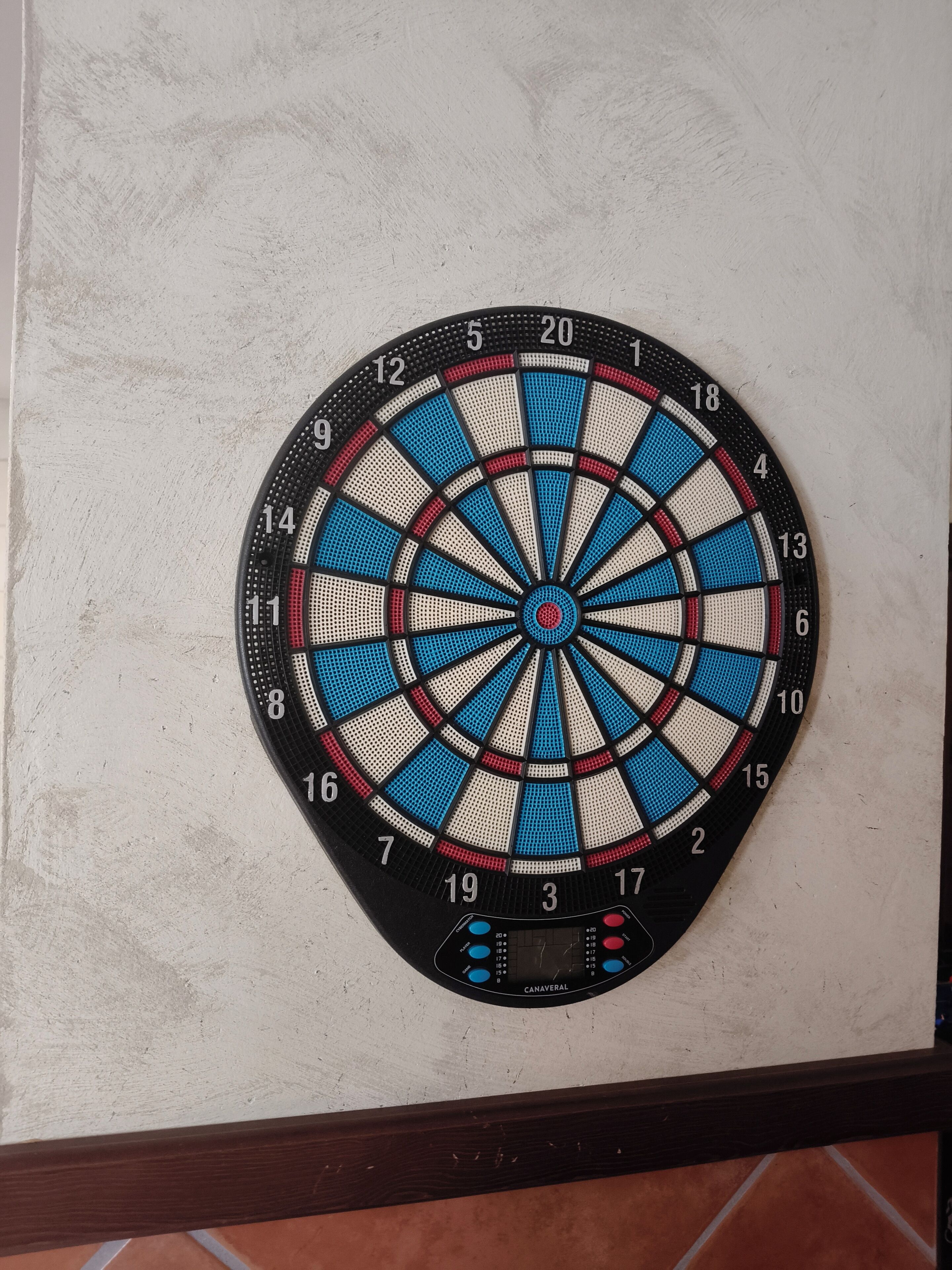 Un dardo colgado en la pared.