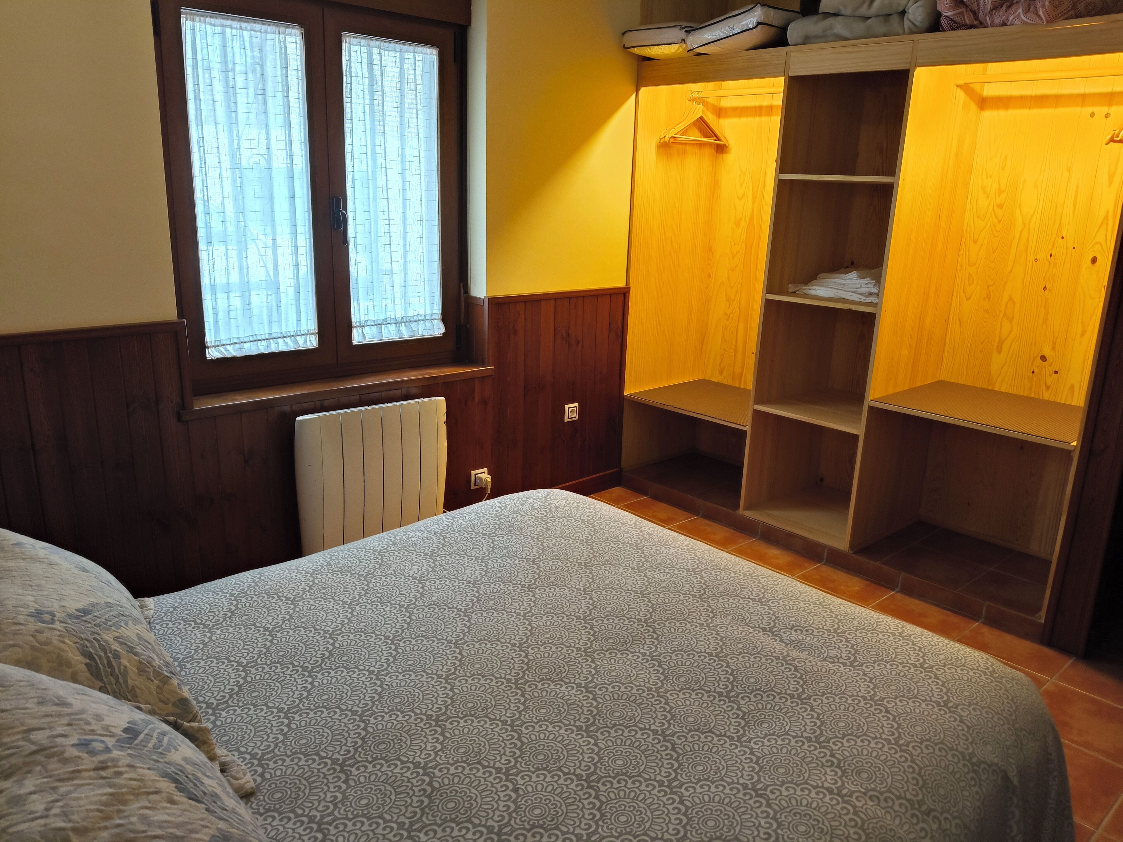 1 slaapkamer, een strijkplank/strijkijzer, internet, beddengoed