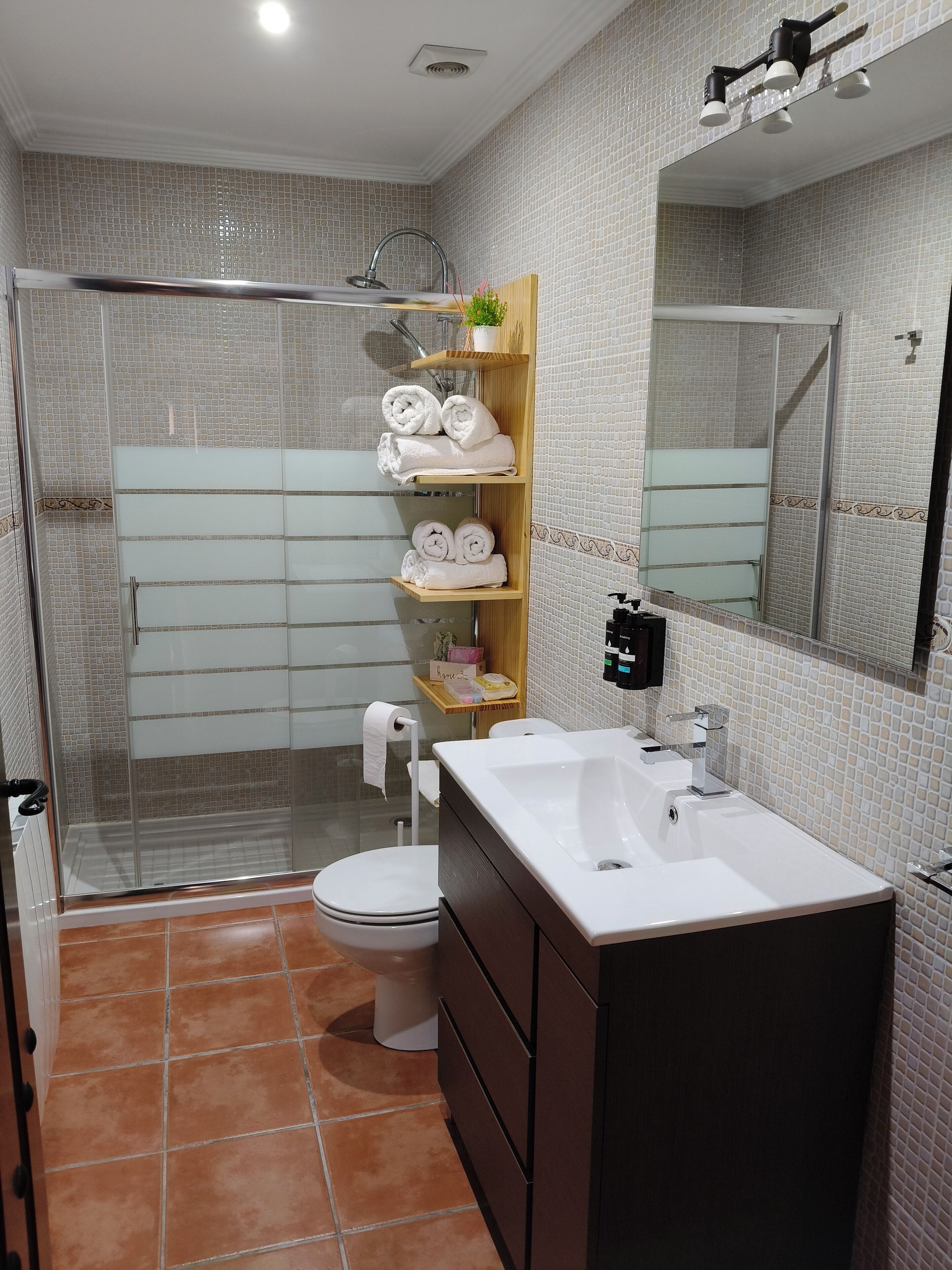 Een douche, een haardroger, handdoeken, zeep