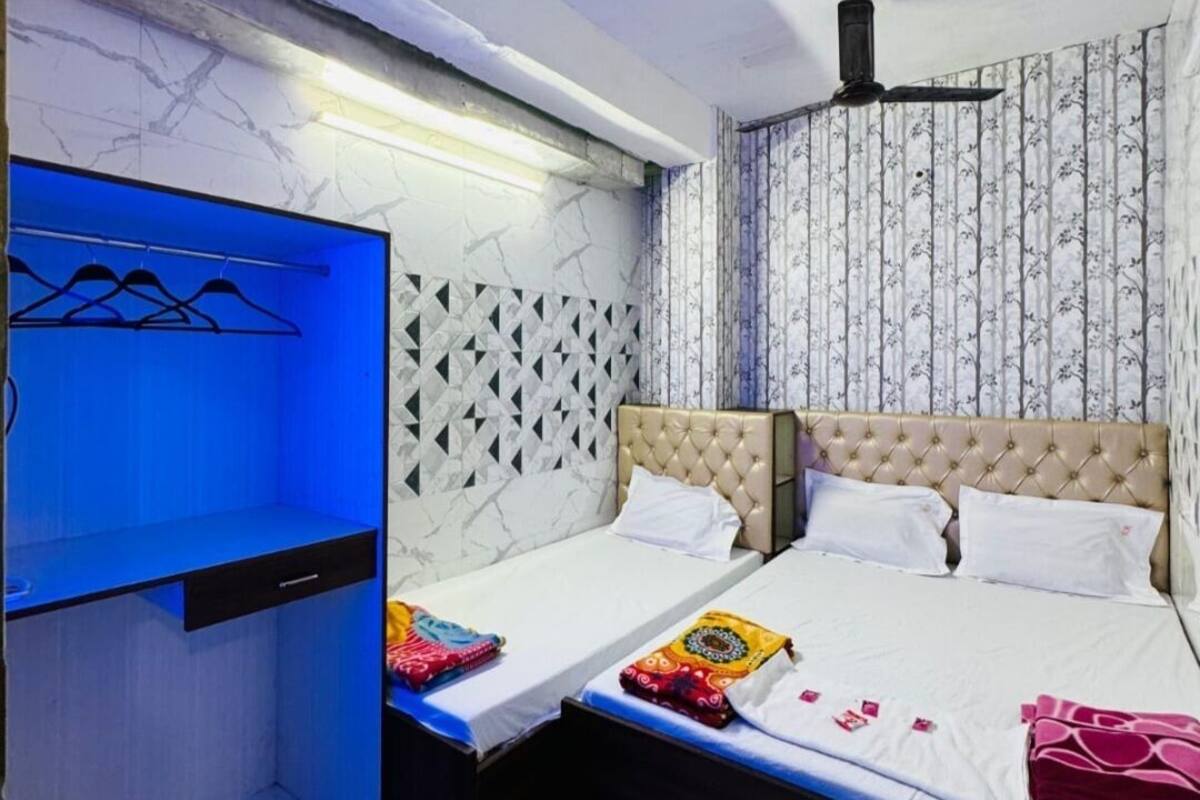 Une chambre à coucher avec un lit, une armoire et un ventilateur de plafond.