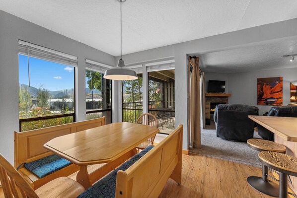 Dining - Steps from Lake Dillon & Amphitheater - Central to 3 World-Class Ski Resorts! (Dillon)