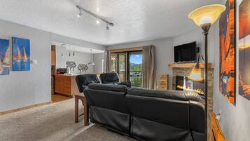 Televisión y chimenea