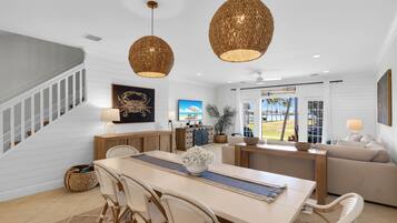 Luksushuvila, 3 makuuhuonetta, parveke, veden päällä | Ruokailu omassa huoneessa