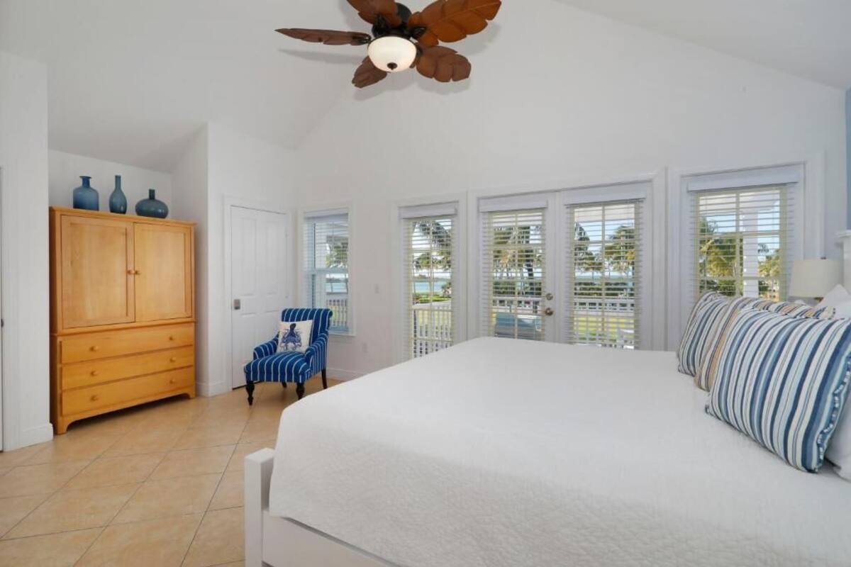 Luxury Villa, 3 Bedrooms, Balcony | Desk, laptop workspace, blackout drapes, iron/ironing board
