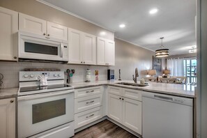 Réfrigérateur, four à micro-ondes, un four, surface de cuisson