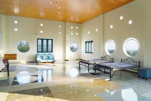 Bureau, espace de travail pour ordinateur portable, Wi-Fi gratuit