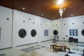 Bureau, espace de travail pour ordinateur portable, Wi-Fi gratuit