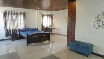 Triple Room | Desk, laptop workspace, soundproofing, free WiFi