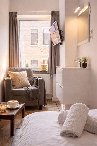 Perfekt für Alleinreisende, die eine preiswerte Unterkunft im Zentrum von Tilburg suchen. Dieses gemütliche private Zimmer in der Nähe des Hauptbahnhofs verfügt über einen Fernseher und einen Arbeitsbereich.