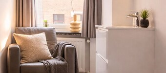 Perfect for solo travelers seeking a budget-friendly stay in Tilburg city center. This cozy private room near Central Station features a TV and dedicated workspace—ideal for digital nomads and short stays.