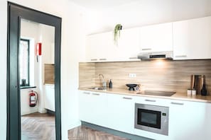 Een koelkast, een oven, een vaatwasser, een koffiezetapparaat/waterkoker