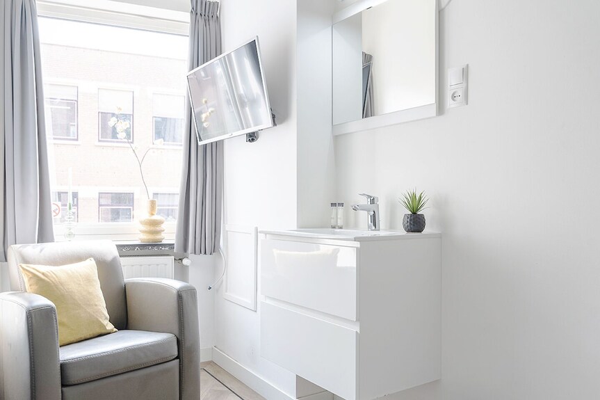 Perfect For Solo Travelers Looking For A Simple And Budget-friendly Base. This Cozy Room Comes With A Tv And Workspace, And Youll Have Access To A Shared Kitchen And Shared Bathroom. - Tilburg