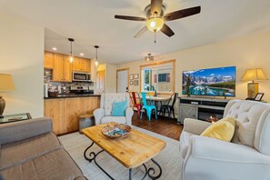 Een televisie en een open haard