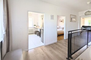 A modern interior with a kitchen, a dining area, and a bedroom. - Large Holiday Apartment With Sauna (Kołobrzeg)