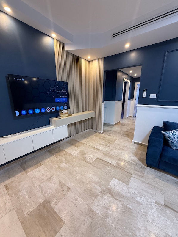 Apartment, 3 Bedrooms, Accessible, Smoking | Interior