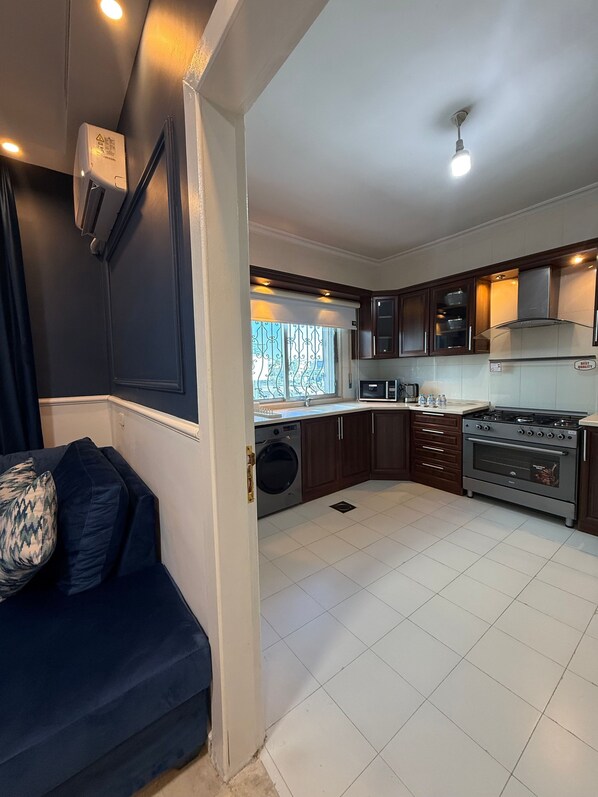 Apartment, 3 Bedrooms, Accessible, Smoking | Interior