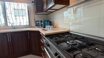 Apartment, 3 Bedrooms, Accessible, Smoking | Interior