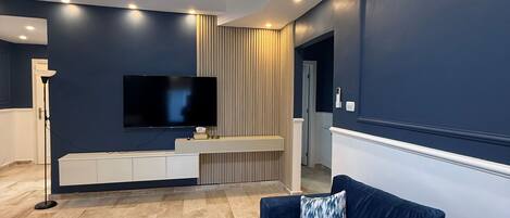 Apartment, 3 Bedrooms, Accessible, Smoking | Living room