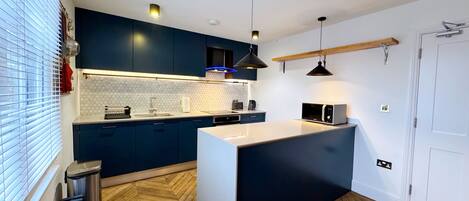 Køleskab, mikrobølgeovn, ovn, kogeplade