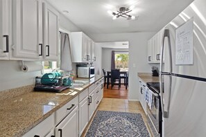 Jääkaappi, mikroaaltouuni, uuni, liesi