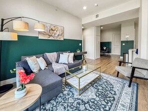 TV, offices - Luxury 2BD | Deep Ellum | Parking | Pool+Gym (Dallas)