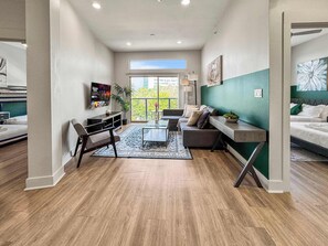 TV, offices - Luxury 2BD | Deep Ellum | Parking | Pool+Gym (Dallas)