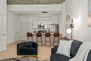 Televisión y oficina 