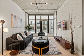 Televisión y oficina 