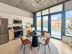 Réfrigérateur, four à micro-ondes, un four, surface de cuisson