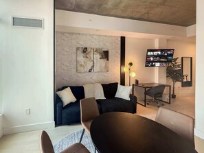 Una televisión, una oficina