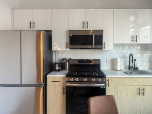 Kühlschrank, Mikrowelle, Ofen, Herdplatte