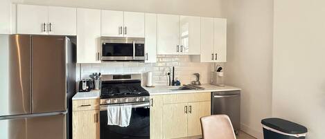 Réfrigérateur, four à micro-ondes, un four, surface de cuisson