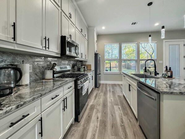 Réfrigérateur, four à micro-ondes, un four, surface de cuisson