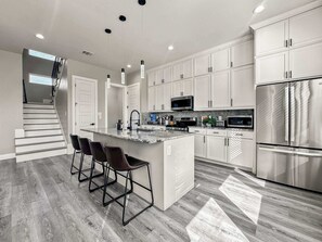 Jääkaappi, mikroaaltouuni, uuni, liesi