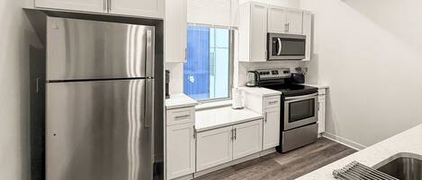 Refrigerador, microondas, horno, placa de cocina