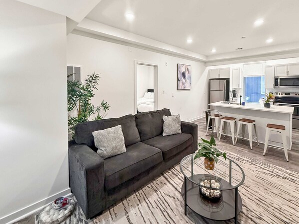 TV, offices - Relax & Stay 2BR | Sleeps 6 | Northern Liberties (Philadelphia)