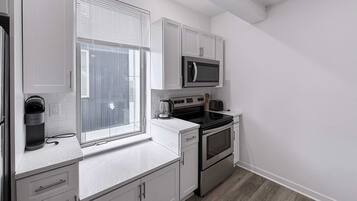 Réfrigérateur, four à micro-ondes, un four, surface de cuisson