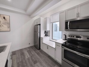 Refrigerador, microondas, horno y parrilla de estufa 